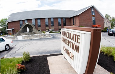 Cardinal O’Malley participates in Pastoral Center Service week at Immaculate Conception Church in Stoughton May 16, 2016.  Pilot photo/ Gregory L. Tracy  