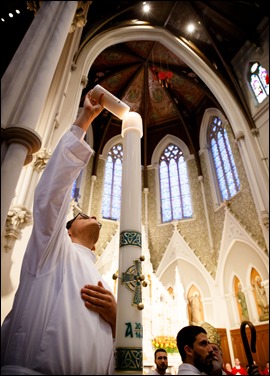 Pentecost Vigil at the Cathedral of the Holy Cross May 14, 2016. 
Pilot photo/ Gregory L. Tracy
