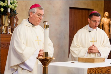 Bishops-elect Robert Reed and Mark O’Connell take their Oath of Fidelity before Cardinal O’Malley during a Mass broadcast live on CatholicTV Aug. 12, 2016. During the Mass, the cardinal also blessed the insignia — crossiers, mitres and rings — that the bishops will receive at their ordination.
Pilot photo/ Gregory L. Tracy 
