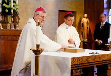 Bishops-elect Robert Reed and Mark O’Connell take their Oath of Fidelity before Cardinal O’Malley during a Mass broadcast live on CatholicTV Aug. 12, 2016. During the Mass, the cardinal also blessed the insignia — crossiers, mitres and rings — that the bishops will receive at their ordination.
Pilot photo/ Gregory L. Tracy 
