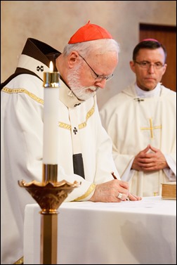 Bishops-elect Robert Reed and Mark O’Connell take their Oath of Fidelity before Cardinal O’Malley during a Mass broadcast live on CatholicTV Aug. 12, 2016. During the Mass, the cardinal also blessed the insignia — crossiers, mitres and rings — that the bishops will receive at their ordination.
Pilot photo/ Gregory L. Tracy 
