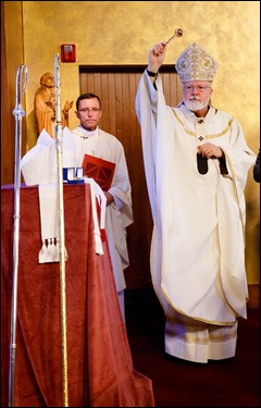 Bishops-elect Robert Reed and Mark O’Connell take their Oath of Fidelity before Cardinal O’Malley during a Mass broadcast live on CatholicTV Aug. 12, 2016. During the Mass, the cardinal also blessed the insignia — crossiers, mitres and rings — that the bishops will receive at their ordination.
Pilot photo/ Gregory L. Tracy 
