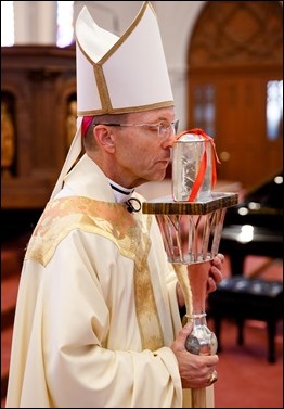 Bishop Robert P. Reed celebrates Mass for the Feast of St. Padre Pio at the Cathedral of the Holy Cross in the presence of the relic of the saint’s heart Sept. 23, 2016. Afterwards, the faithful were invited to venerate the relic. Pilot photo/ Gregory L. Tracy 