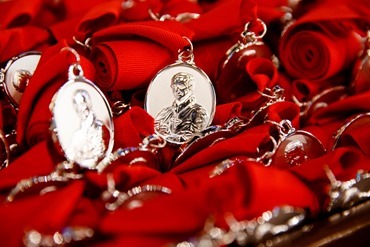 Cardinal Seán P. O'Malley presents the annual Cheverus Award Medals to 113 recipients Dec. 4, 2016 at the Cathedral of the Holy Cross.
Pilot photo/ Gregory L. Tracy 
