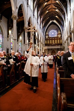 Cardinal Seán P. O'Malley presents the annual Cheverus Award Medals to 113 recipients Dec. 4, 2016 at the Cathedral of the Holy Cross.
Pilot photo/ Gregory L. Tracy 
