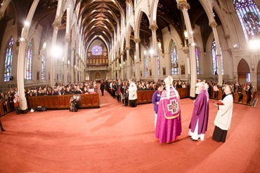 Cardinal Seán P. O'Malley presents the annual Cheverus Award Medals to 113 recipients Dec. 4, 2016 at the Cathedral of the Holy Cross.
Pilot photo/ Gregory L. Tracy 
