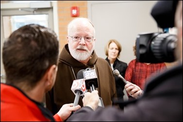 Cardinal Sean P. O’Malley joins volunteers serving Christmas Eve lunch at the Pine Street Inn shelter in Boston, Dec. 24, 2016.
Pilot photo/ Gregory L. Tracy
