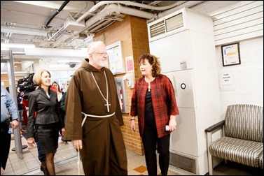 Cardinal Sean P. O’Malley joins volunteers serving Christmas Eve lunch at the Pine Street Inn shelter in Boston, Dec. 24, 2016.
Pilot photo/ Gregory L. Tracy
