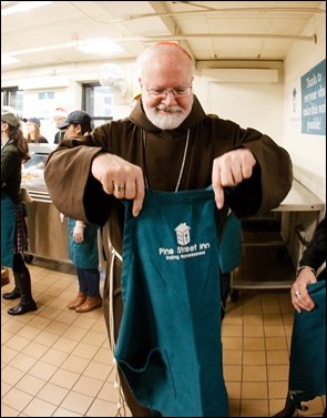 Cardinal Sean P. O’Malley joins volunteers serving Christmas Eve lunch at the Pine Street Inn shelter in Boston, Dec. 24, 2016.
Pilot photo/ Gregory L. Tracy
