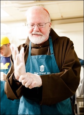 Cardinal Sean P. O’Malley joins volunteers serving Christmas Eve lunch at the Pine Street Inn shelter in Boston, Dec. 24, 2016.
Pilot photo/ Gregory L. Tracy
