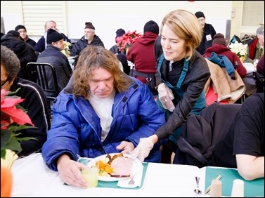 Cardinal Sean P. O’Malley joins volunteers serving Christmas Eve lunch at the Pine Street Inn shelter in Boston, Dec. 24, 2016.
Pilot photo/ Gregory L. Tracy
