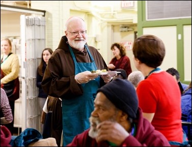 Cardinal Sean P. O’Malley joins volunteers serving Christmas Eve lunch at the Pine Street Inn shelter in Boston, Dec. 24, 2016.
Pilot photo/ Gregory L. Tracy
