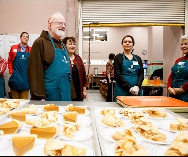 Cardinal Sean P. O’Malley joins volunteers serving Christmas Eve lunch at the Pine Street Inn shelter in Boston, Dec. 24, 2016.
Pilot photo/ Gregory L. Tracy
