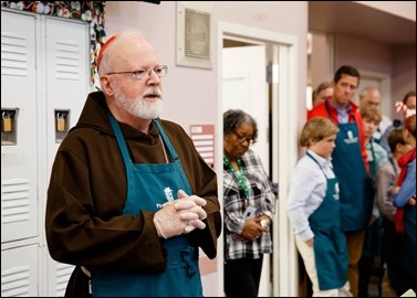 Cardinal Sean P. O’Malley joins volunteers serving Christmas Eve lunch at the Pine Street Inn shelter in Boston, Dec. 24, 2016.
Pilot photo/ Gregory L. Tracy
