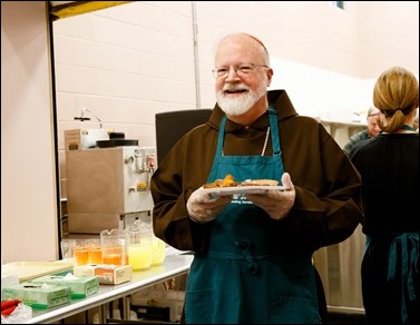 Cardinal Sean P. O’Malley joins volunteers serving Christmas Eve lunch at the Pine Street Inn shelter in Boston, Dec. 24, 2016.
Pilot photo/ Gregory L. Tracy
