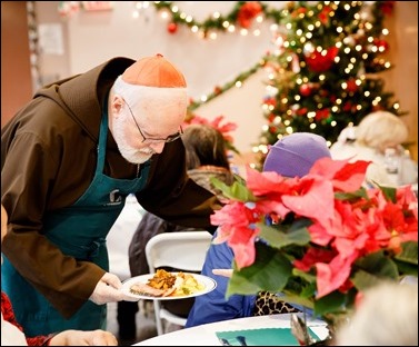 Cardinal Sean P. O’Malley joins volunteers serving Christmas Eve lunch at the Pine Street Inn shelter in Boston, Dec. 24, 2016.
Pilot photo/ Gregory L. Tracy
