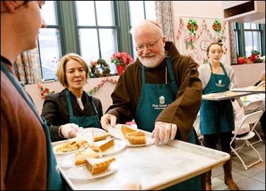 Cardinal Sean P. O’Malley joins volunteers serving Christmas Eve lunch at the Pine Street Inn shelter in Boston, Dec. 24, 2016.
Pilot photo/ Gregory L. Tracy
