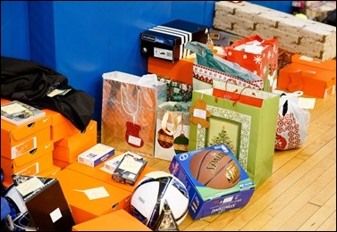 Cardinal O’Malley visits the Teen Center and St. Peter’s in Dorchester Saturday, Dec. 24, 2016. In partnership with the Menino family, Catholic Charities of Boston distributed Christmas gifts to nearly 400 children and families in need.
Pilot photo/ Gregory L. Tracy
