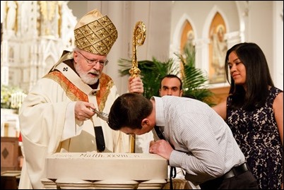 Cardinal O’Malley celebrates the Easter Vigil April 15, 2017 at the Cathedral of the Holy Cross. Pilot photo/ Mark Labbe. 