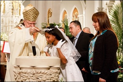 Cardinal O’Malley celebrates the Easter Vigil April 15, 2017 at the Cathedral of the Holy Cross. Pilot photo/ Mark Labbe. 