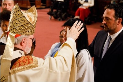 Cardinal O’Malley celebrates the Easter Vigil April 15, 2017 at the Cathedral of the Holy Cross. Pilot photo/ Mark Labbe. 