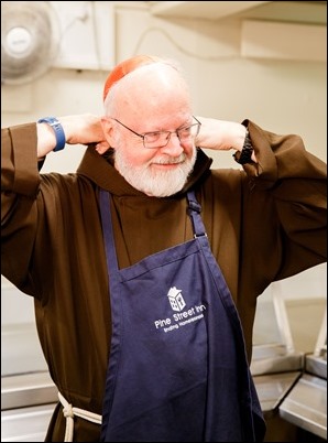 Cardinal Sean O’Malley serves Christmas Eve lunch at Pine Street Inn in Boston, Dec. 24, 2018.
Pilot photo/ Gregory L. Tracy 