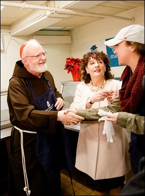 Cardinal Sean O’Malley serves Christmas Eve lunch at Pine Street Inn in Boston, Dec. 24, 2018.
Pilot photo/ Gregory L. Tracy 