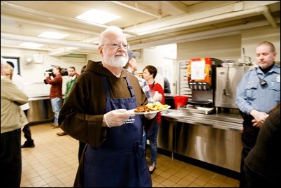 Cardinal Sean O’Malley serves Christmas Eve lunch at Pine Street Inn in Boston, Dec. 24, 2018.
Pilot photo/ Gregory L. Tracy 