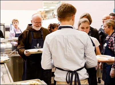 Cardinal Sean O’Malley serves Christmas Eve lunch at Pine Street Inn in Boston, Dec. 24, 2018.
Pilot photo/ Gregory L. Tracy 