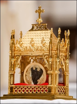 The relic of the incorrupt heart of the St. John Vianney is venerated at the Cathedral of the Holy Cross April 30, 2019.  The period of veneration included a 7 p.m. Mass celebrated by the archdiocese’s vicar general, Bishop Peter Uglietto.
Pilot photo/ Gregory L. Tracy 