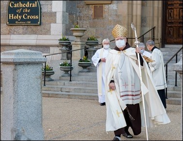 Cardinal Sean P. O’Malley celebrates the Rite of Final Commendation for retired Boston Auxiliary Bishop Emilio S. Allue outside the Cathedral of the Holy Cross April 29, 2020. Bishop Allue died April 26 of complications from COVID-19.
Pilot photo/ Gregory L. Tracy