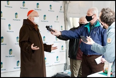 Cardinal Sean P. O’Malley makes a Christmas Eve visit to Pine Street Inn shelter in Boston, Dec. 24, 2020. Helping him to distribute presents to guests were Pine Street president and executive director Lyndia Downie and board Member Father John Unni.
Pilot photo/ Gregory L. Tracy 