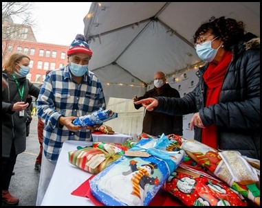 Cardinal Sean P. O’Malley makes a Christmas Eve visit to Pine Street Inn shelter in Boston, Dec. 24, 2020. Helping him to distribute presents to guests were Pine Street president and executive director Lyndia Downie and board Member Father John Unni.
Pilot photo/ Gregory L. Tracy 