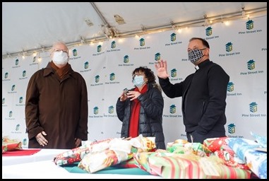 Cardinal Sean P. O’Malley makes a Christmas Eve visit to Pine Street Inn shelter in Boston, Dec. 24, 2020. Helping him to distribute presents to guests were Pine Street president and executive director Lyndia Downie and board Member Father John Unni.
Pilot photo/ Gregory L. Tracy 