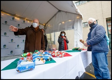 Cardinal Sean P. O’Malley makes a Christmas Eve visit to Pine Street Inn shelter in Boston, Dec. 24, 2020. Helping him to distribute presents to guests were Pine Street president and executive director Lyndia Downie and board Member Father John Unni.
Pilot photo/ Gregory L. Tracy 