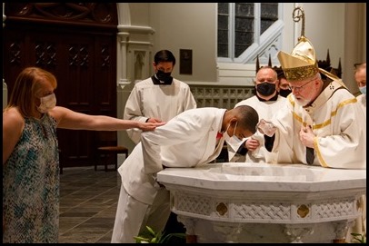 Cardinal O’Malley celebrates the Easter Vigil at the Cathedral of the Holy Cross April 3, 2021.
Pilot photo/ Jacqueline Tetrault 